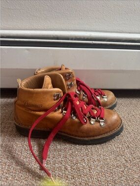 Danner women’s light cascade size 8 Brown Leather Hiking Boots with Red Laces